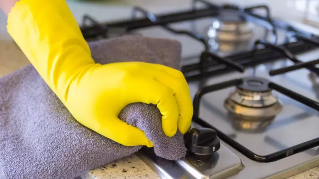 Como limpar fogões e fornos do jeito certo e deixá-los brilhando?